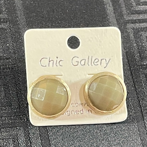 👋 3/$15 Stud Earrings Gold tone and olive green - Picture 2 of 6